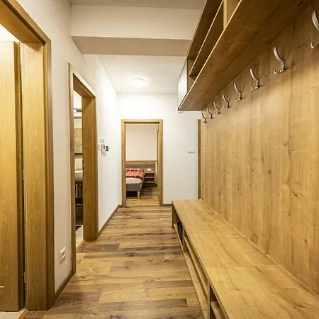 Apartmanovy Dom Poludnica - Chopok Juh 招待所 4*