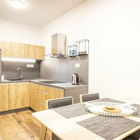 Apartmanovy Dom Poludnica - Chopok Juh 招待所 4*